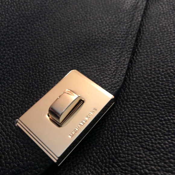Sold-💯 Authentic Michael Kors crossbody handbag - Picture 5 of 6